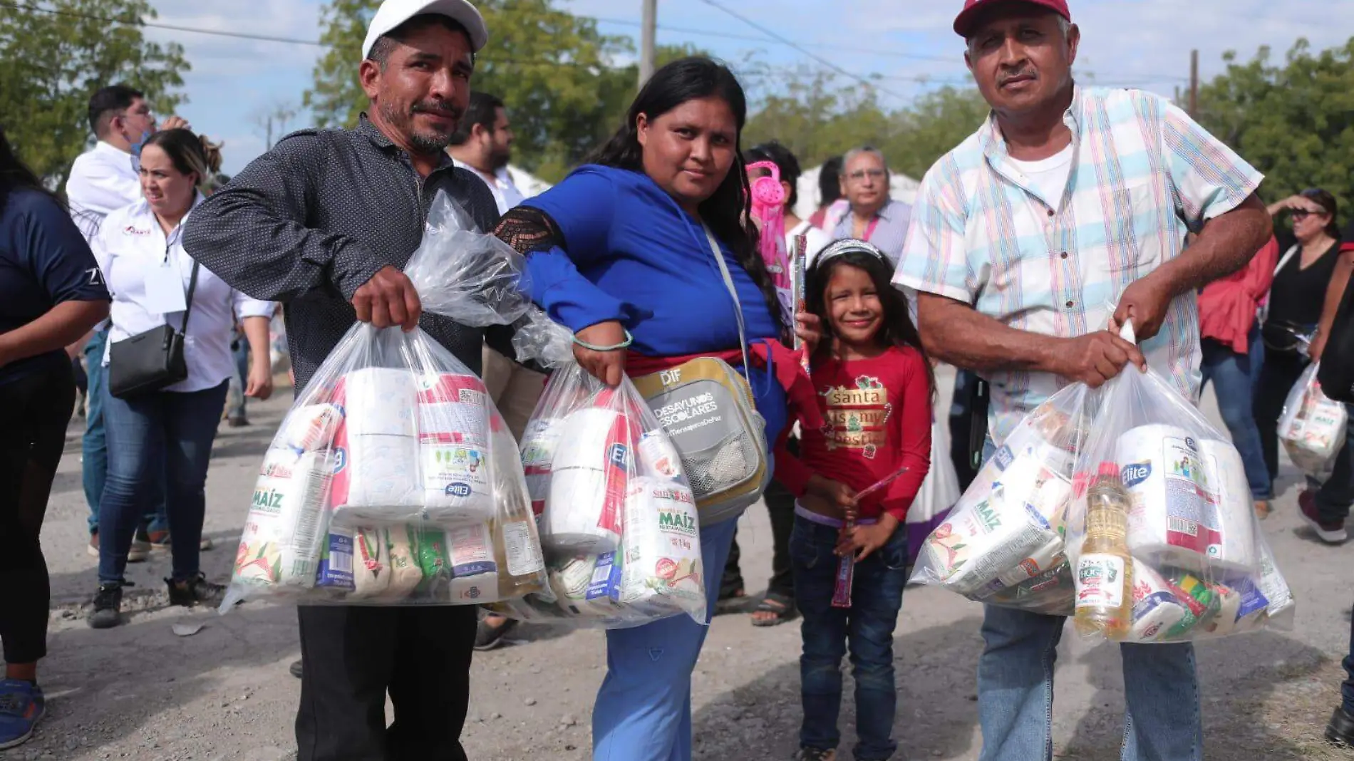 Gobierno del Estado entrega apoyos durante brigada navideña